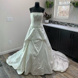 Strapless white wedding gown sz 10